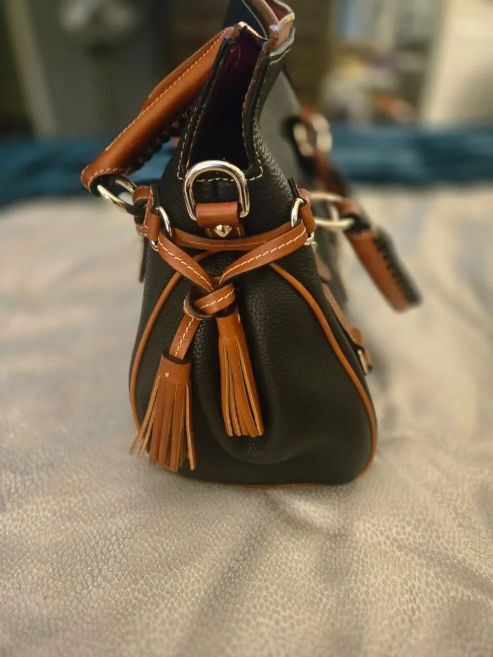 Dooney & Bourke large pebble